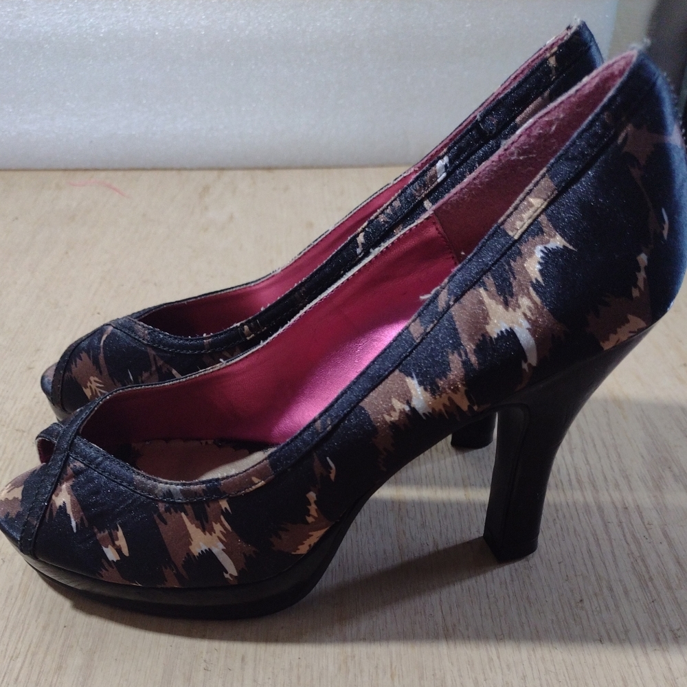 Madden Girl Size 71/2 Peep toe Multi color Animal Print 3" Heels/Pumps